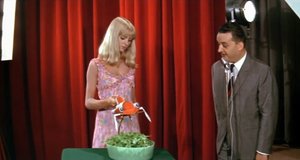 Реклама автоматической салатомешалки – Жандарм в Нью-Йорке (1965)