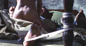 Голая Айла Фишер в постельной сцене – Незваные гости (2005)