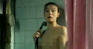 Голая Алла Юганова принимает душ – Женить миллионера! (2010)