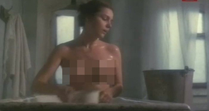 Голая Марина Зудина моется в ванне – Жизнь по лимиту (1989)