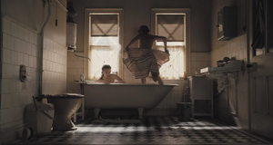 Голая Сиенна Миллер садится в ванну – Запретная любовь (2008)