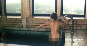 Голая Анна Назарьева плавает в бассейне – Обнаженная в шляпе (1991)