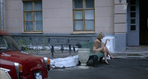Голая Евгения Брик на лавочке – Оттепель (2013)