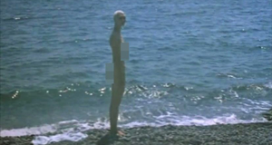 Голая Елена Метелкина на пляже – Через тернии к звездам (1981)