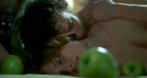 Любовь Толкалина в секс сцене с яблоками – Я люблю тебя (2004)