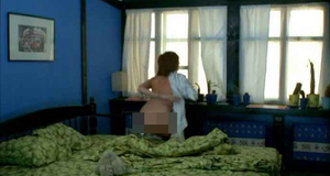 Голая Любовь Толкалина встает с постели – Я люблю тебя (2004)